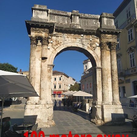 Roman Arch- Low Budget Doublebed Room In Top Center Pula Exterior foto