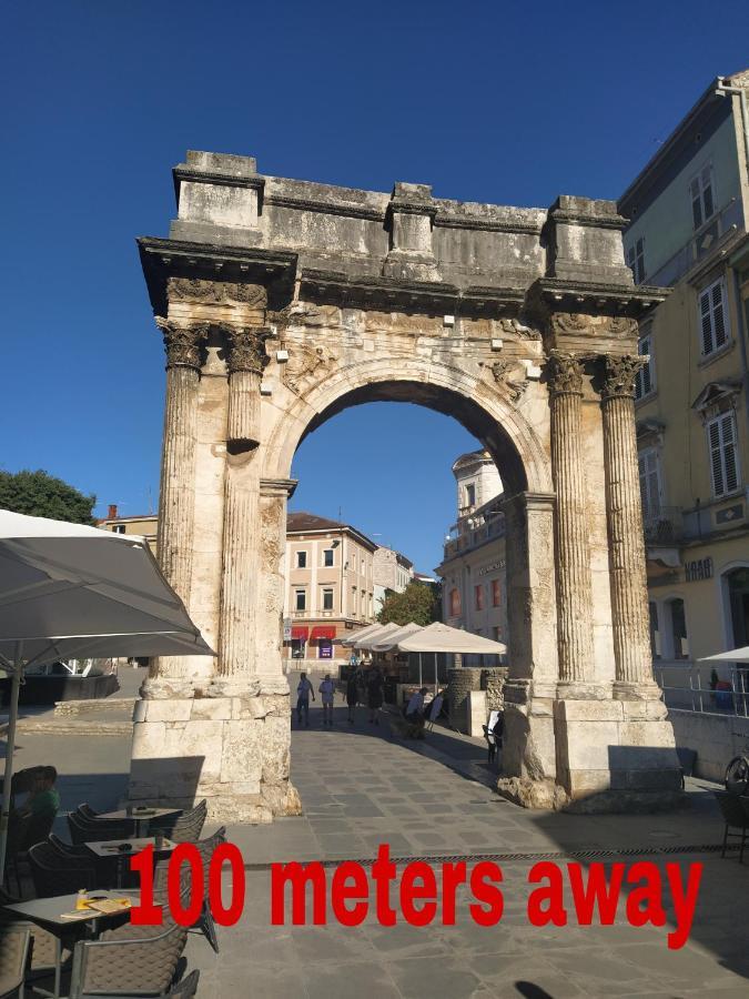 Roman Arch- Low Budget Doublebed Room In Top Center Pula Exterior foto